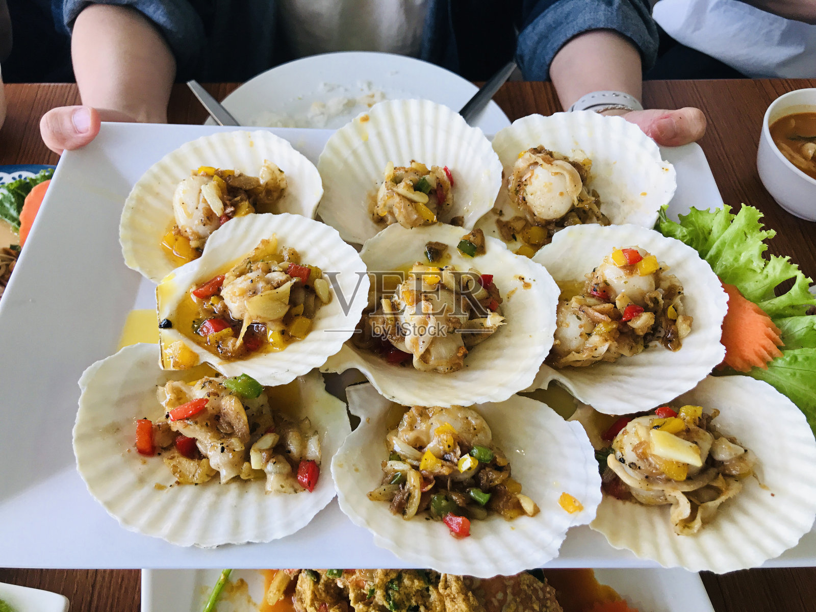 泰国普吉岛，用黄油和大蒜烤扇贝。照片摄影图片