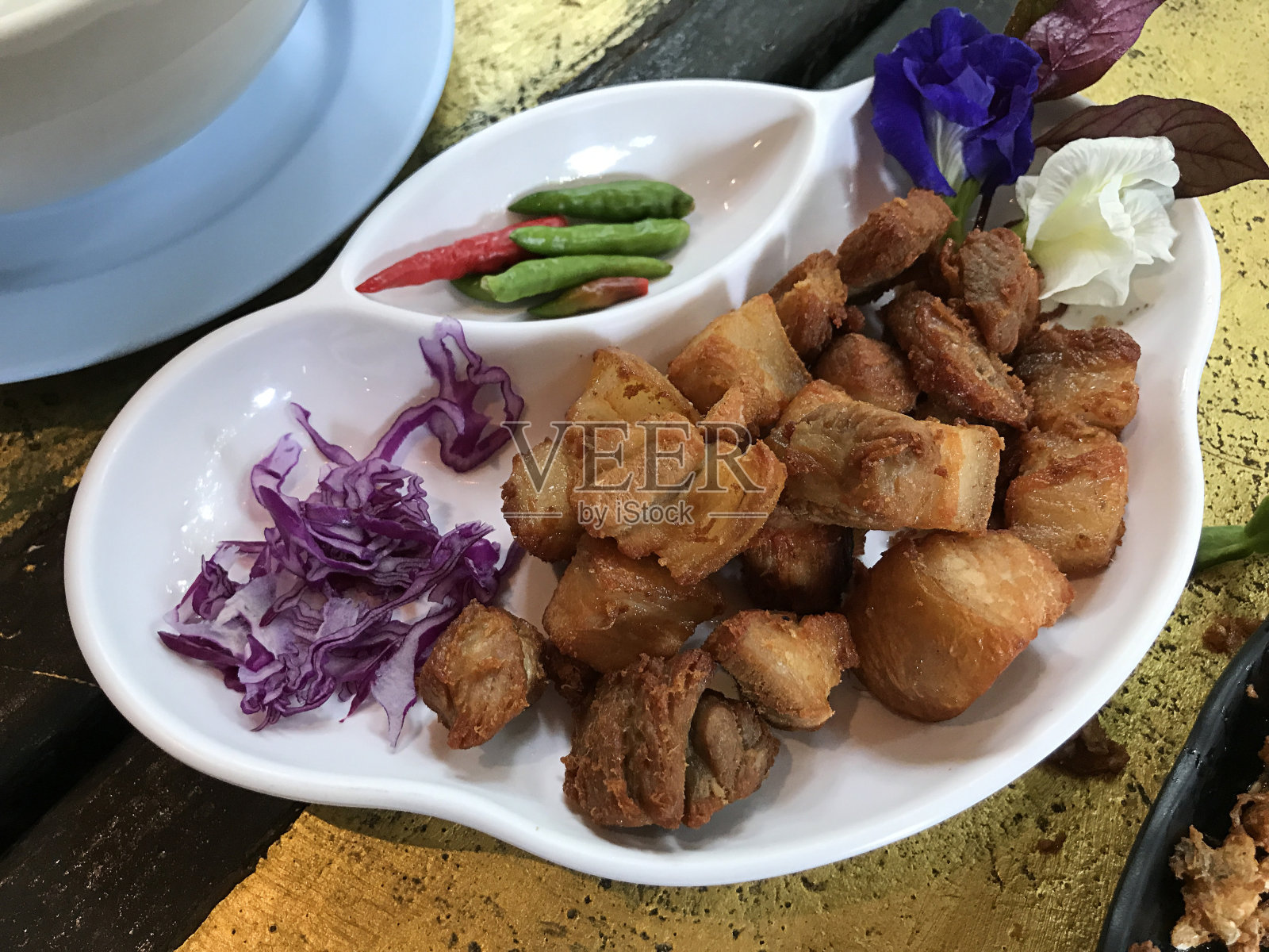 泰国普吉岛的烤咸肉。照片摄影图片