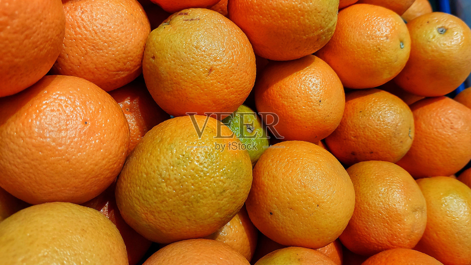 白色的木头上长着绿叶的橙色果实。家庭园艺。保守知识界的橘子。橘子橘子。橙颜色。新鲜橙汁。照片摄影图片