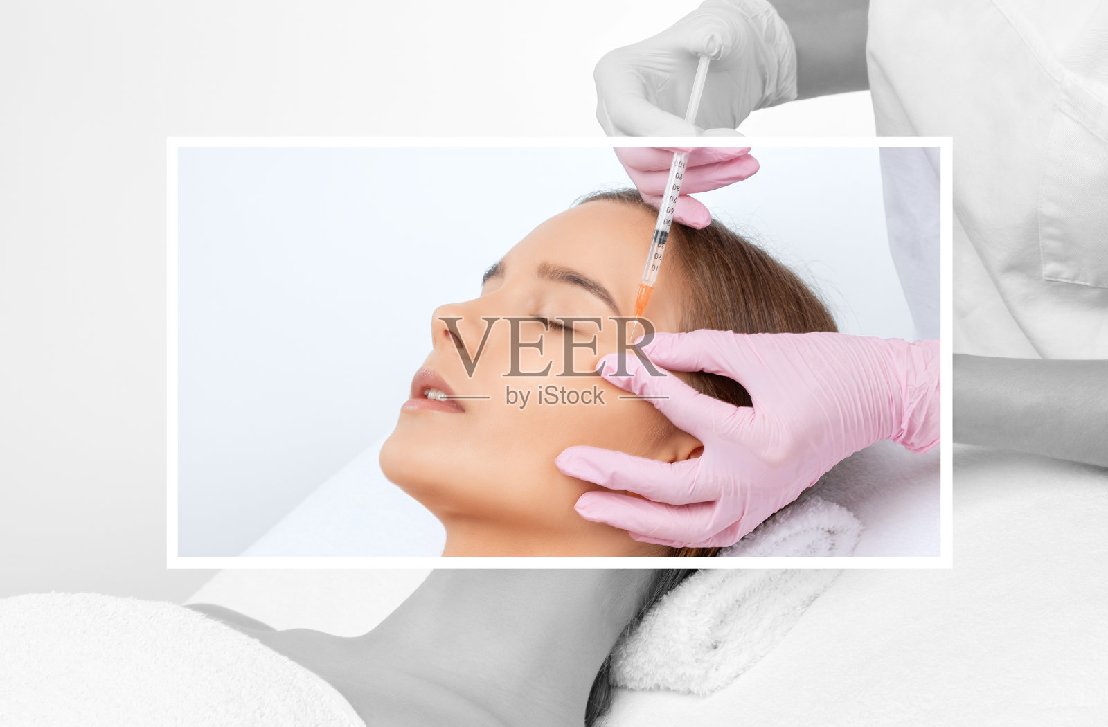 美容师在一个美丽的女人脸上注射抗皱剂。美容院的女性审美美容。照片摄影图片