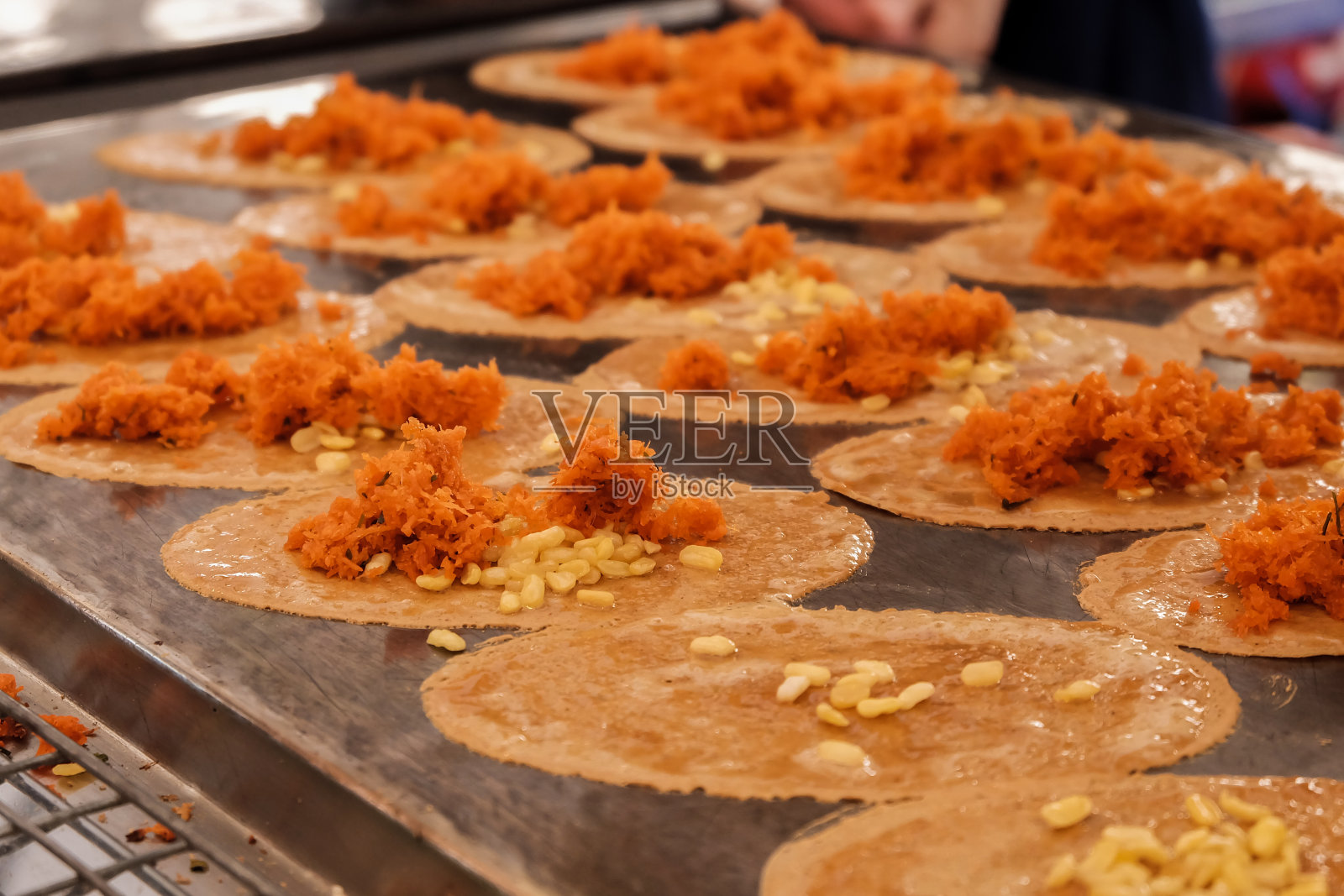 Khanom Bueng——街头小吃。一种泰国甜品，美味，酥脆，美味，健康。素食甜点，当地甜点照片摄影图片