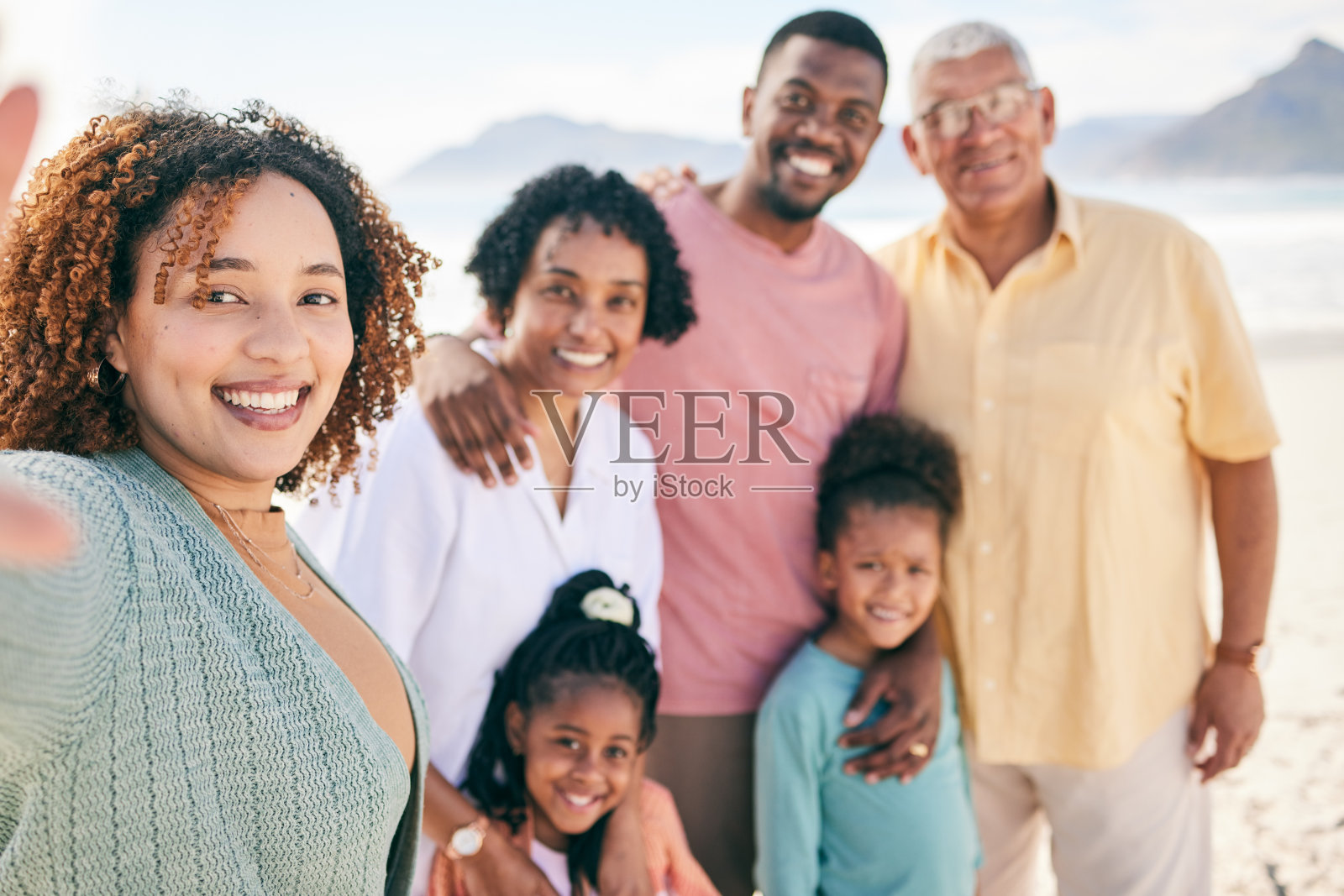 快乐的肖像，自拍或家人在海滩度假，享受和平，自由和户外美好时光。回忆团聚的画面，快乐还是牙买加的孩子，祖父母还是父母度假时的微笑照片摄影图片