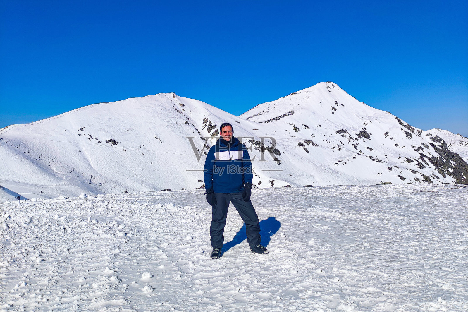 一个人在雪山之中照片摄影图片