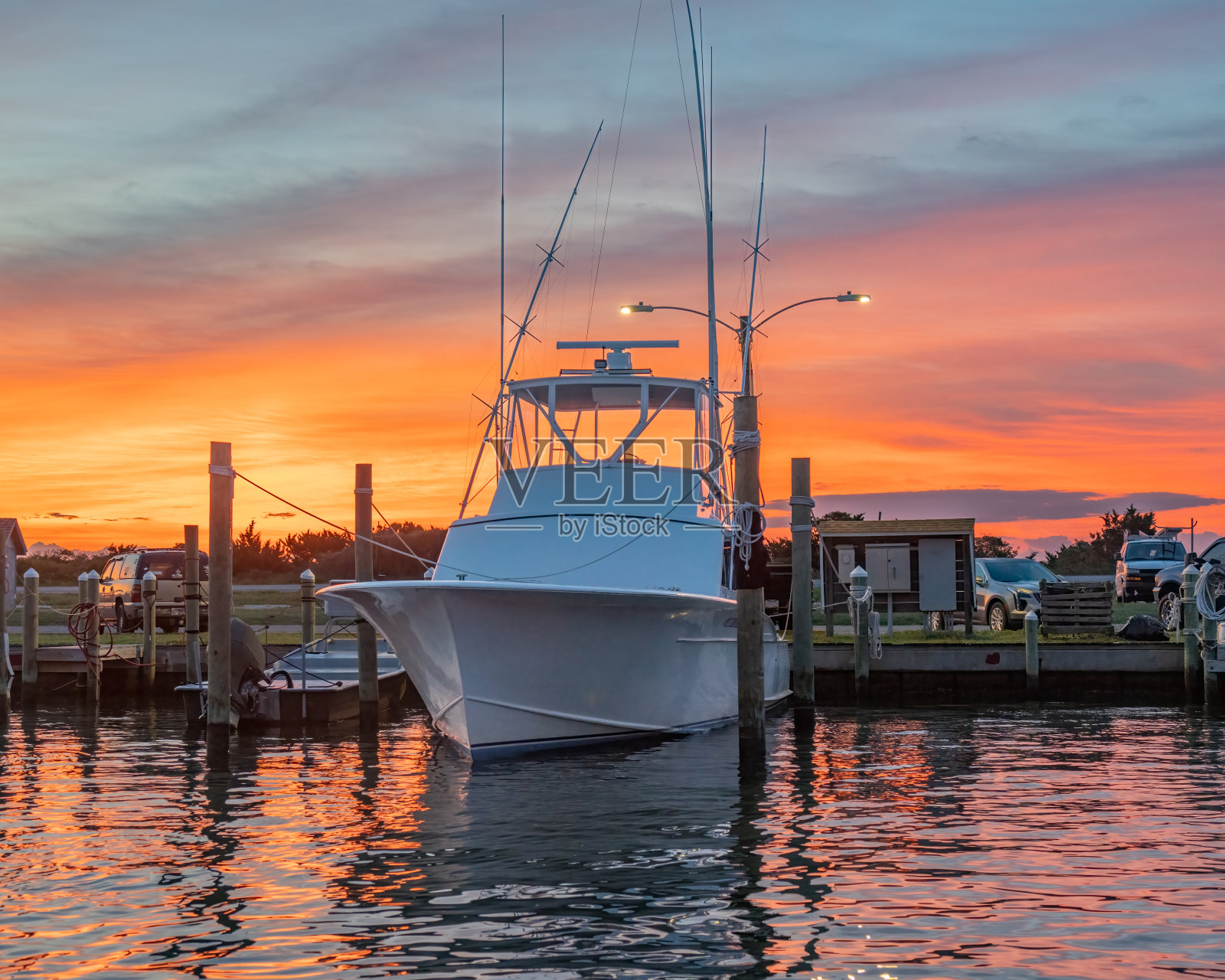 一艘白色的船停在水面上照片摄影图片