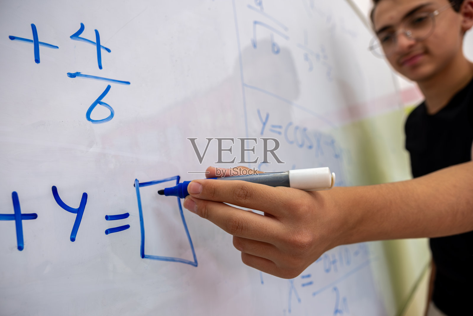 学生在黑板上写字的手照片摄影图片