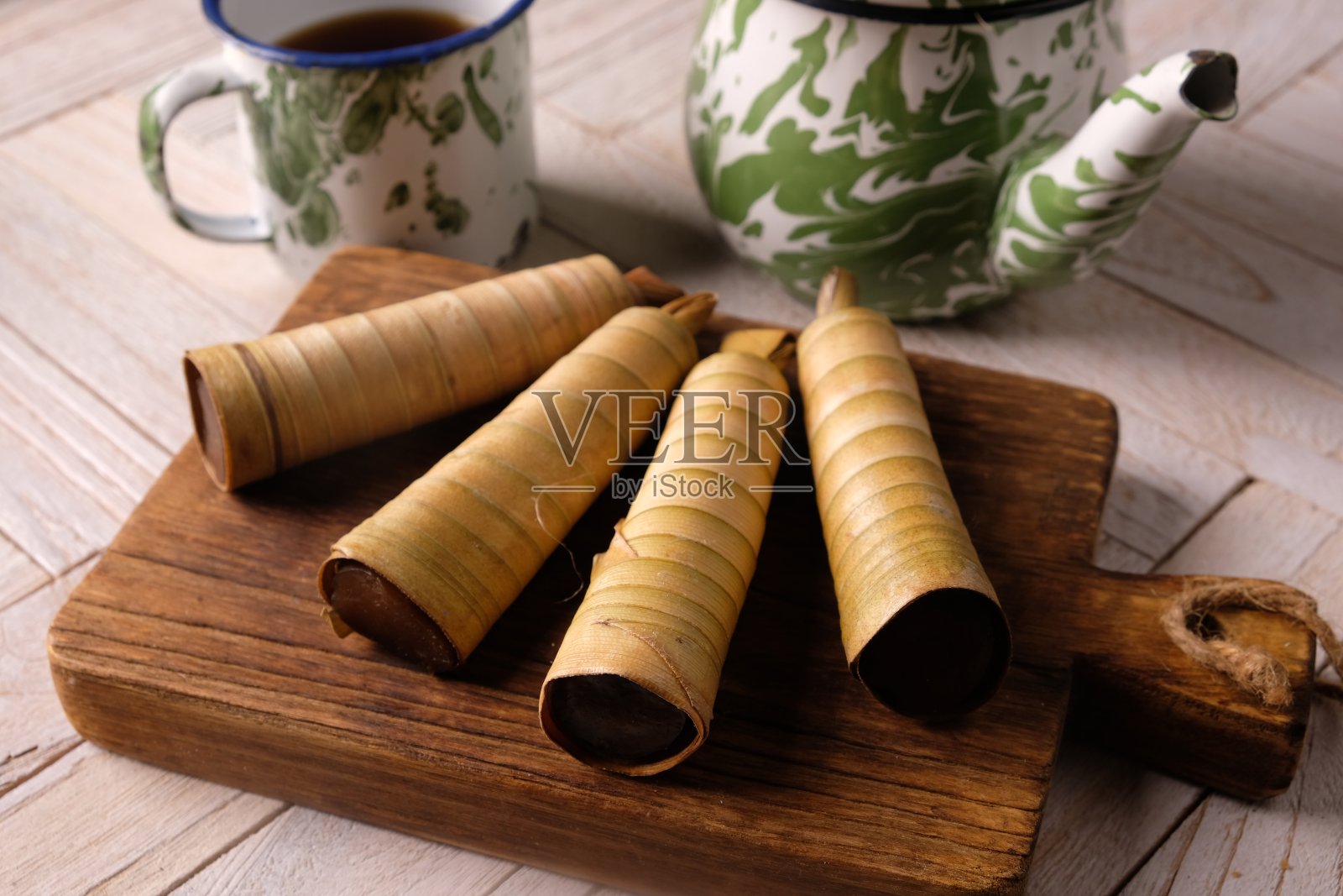 cloot, celorot, cerorot或jelurut是一种传统的蛋糕，由米粉和椰奶制成，用椰子叶或幼椰子叶包裹成锥形。印尼、马来西亚和文莱的食物照片摄影图片