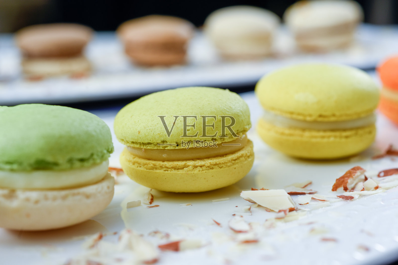 典型的法式甜点马卡龙，美味。照片摄影图片