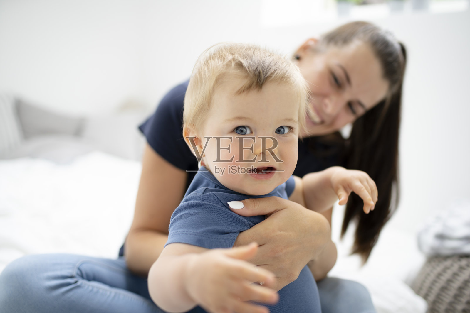 美丽的妈妈正抱着她可爱的宝宝照片摄影图片