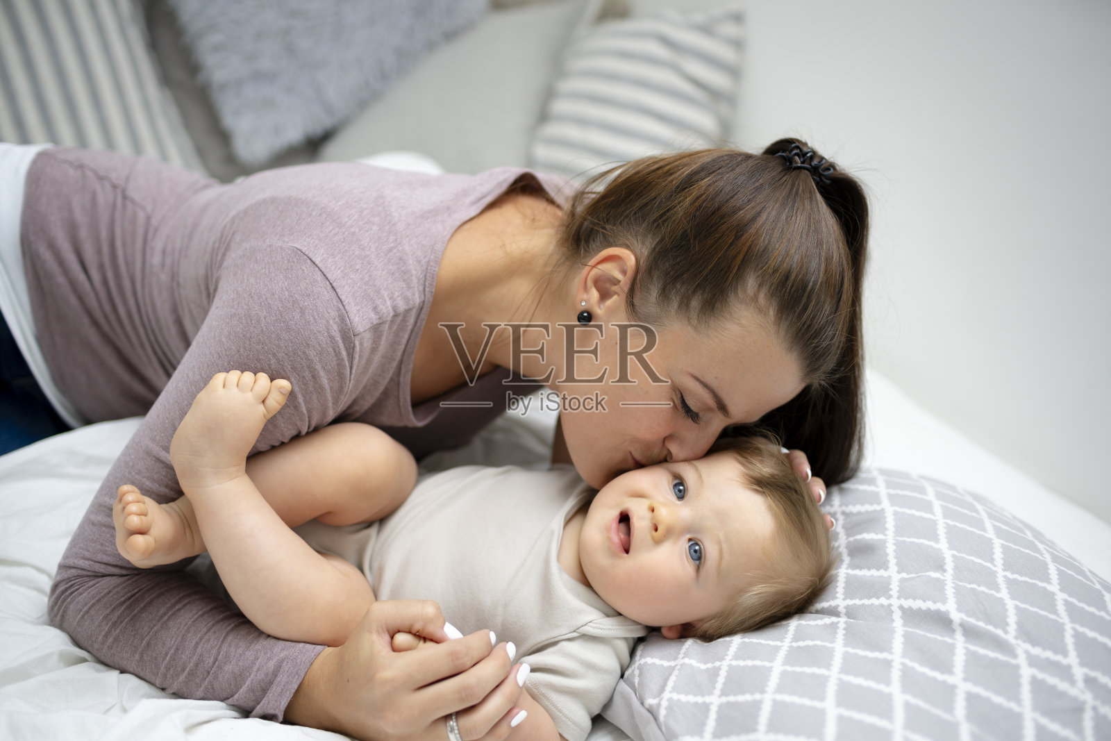 美丽的妈妈正抱着她可爱的宝宝照片摄影图片