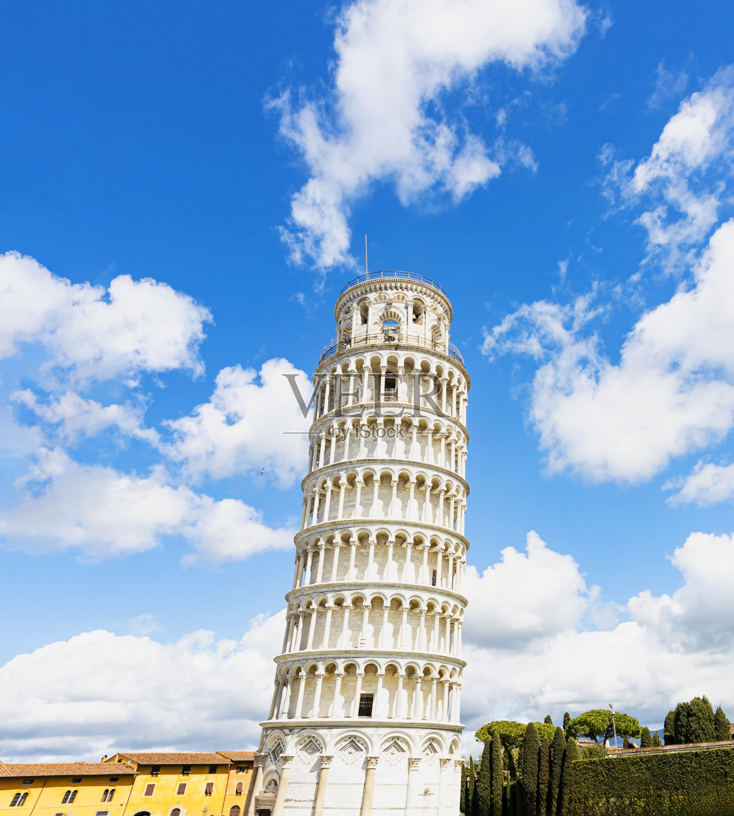 比萨斜塔建筑在一个晴朗的日子里，天空中有白云作为背景——旅游地标概念照片摄影图片
