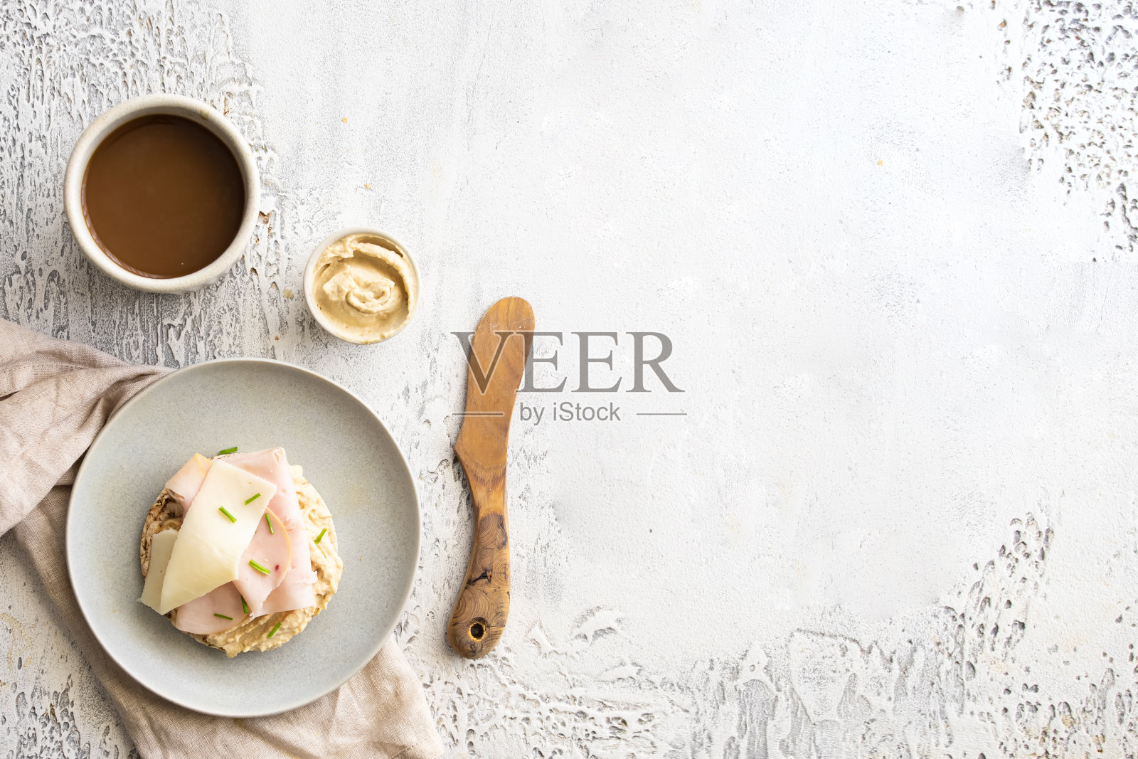 健康的早餐。圆荞麦年糕配鹰嘴豆泥，火腿，奶酪和咖啡照片摄影图片