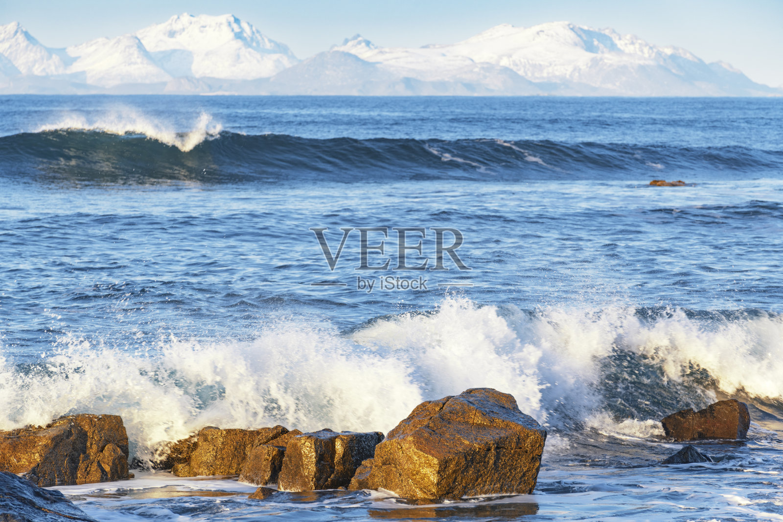 海浪冲击着澳大利亚罗弗敦群岛的海岸照片摄影图片
