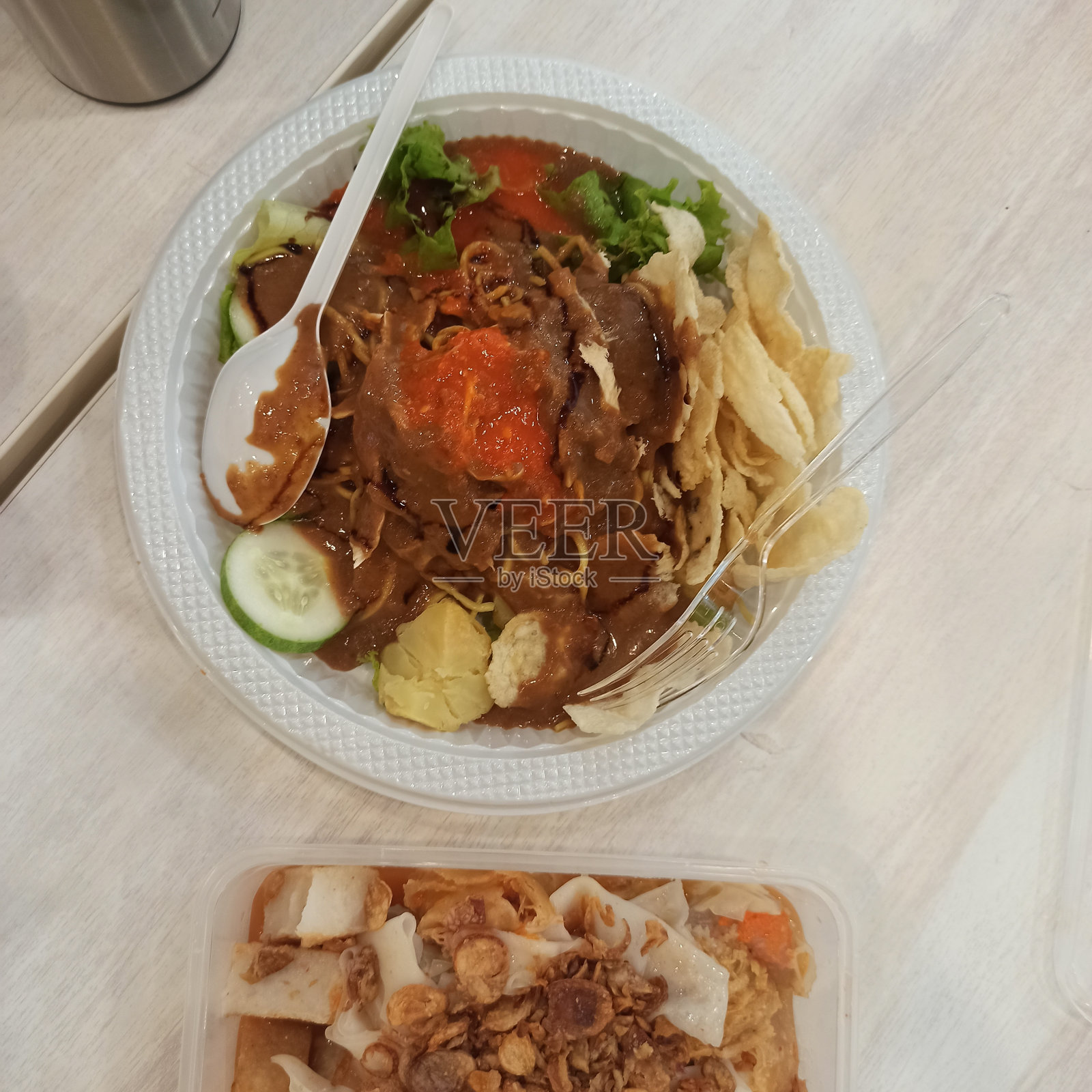 将鱿鱼与蔬菜和冷面混合照片摄影图片