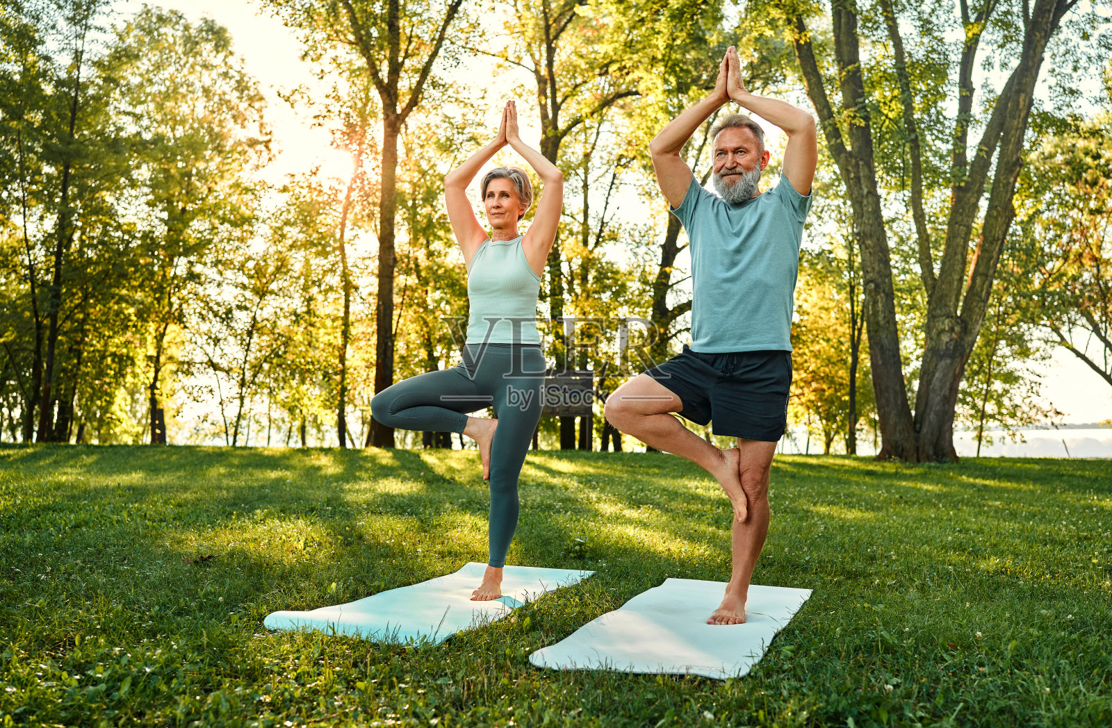 爱运动的老年人照片摄影图片