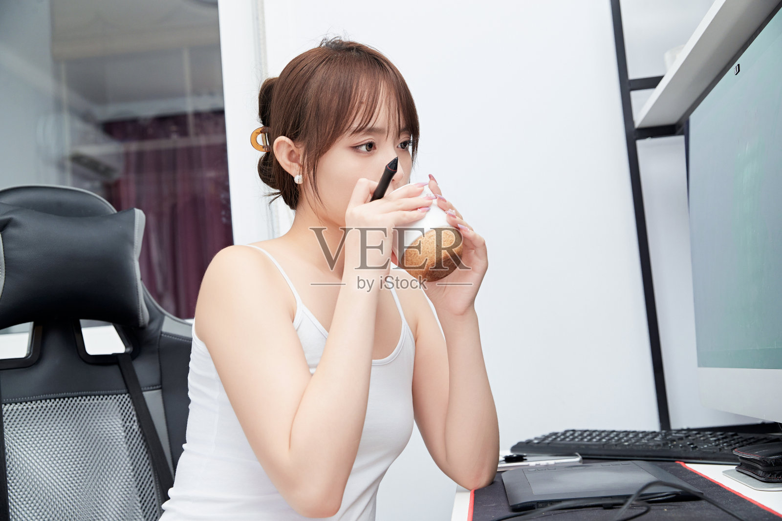 一位亚洲女性在家用电脑工作照片摄影图片