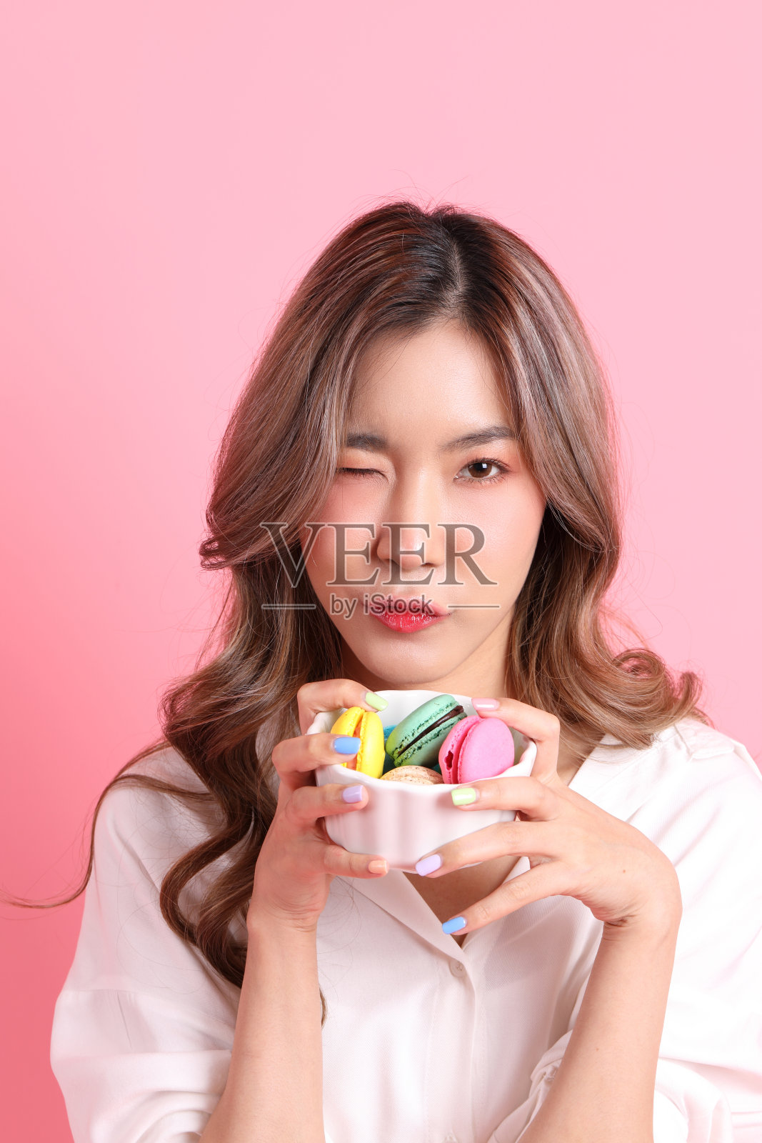 手拿马卡龙照片摄影图片