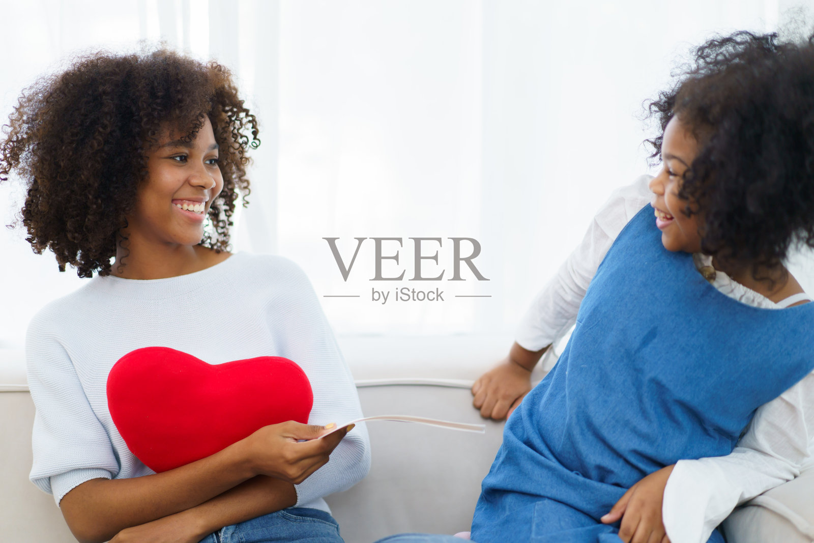 母女俩的空闲时间。照片摄影图片