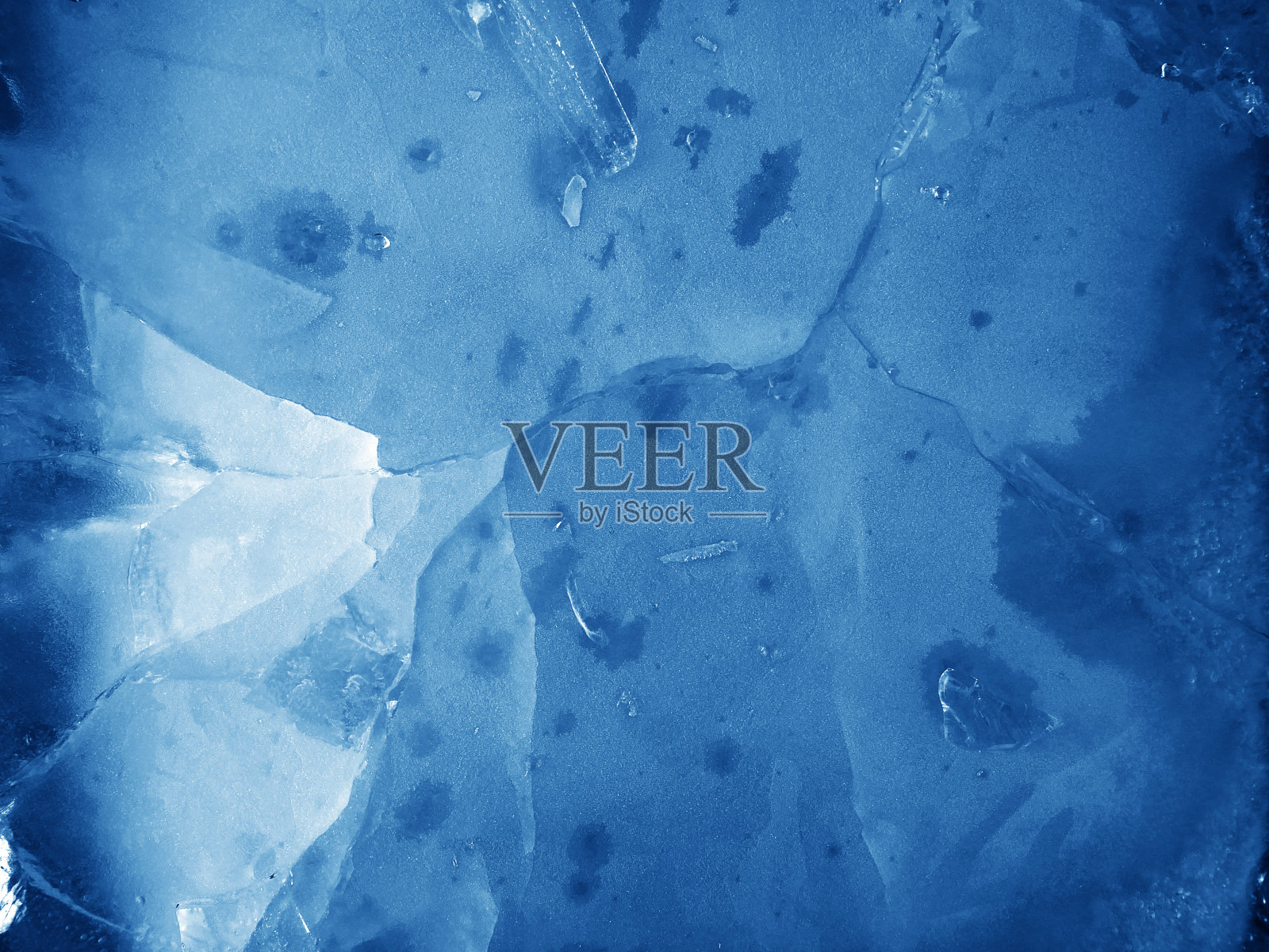 冰冻的水纹理背景。冰的质地。冻痕纹理。照片摄影图片