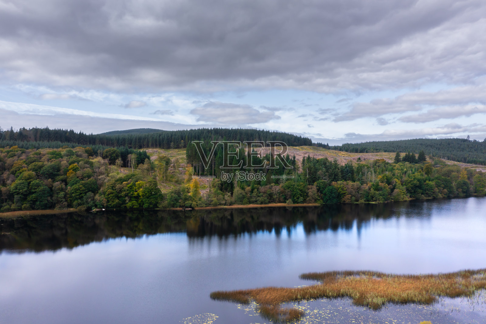无人机拍摄的苏格兰乡村湖泊照片摄影图片