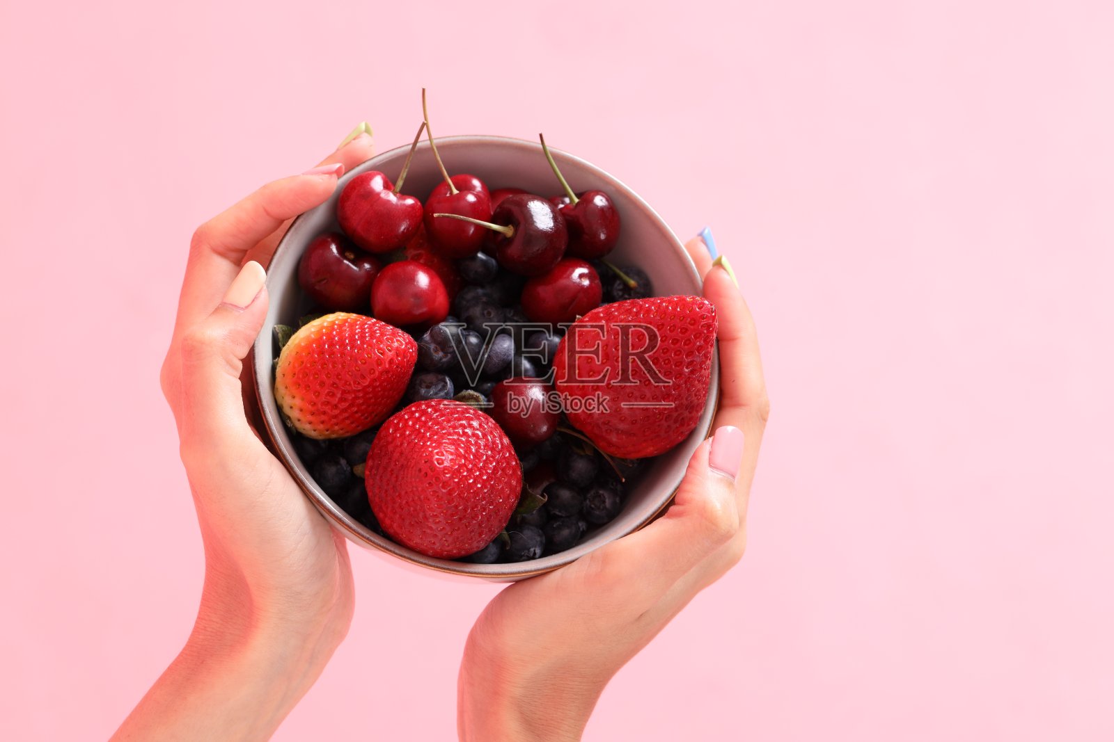 吃水果的女人照片摄影图片