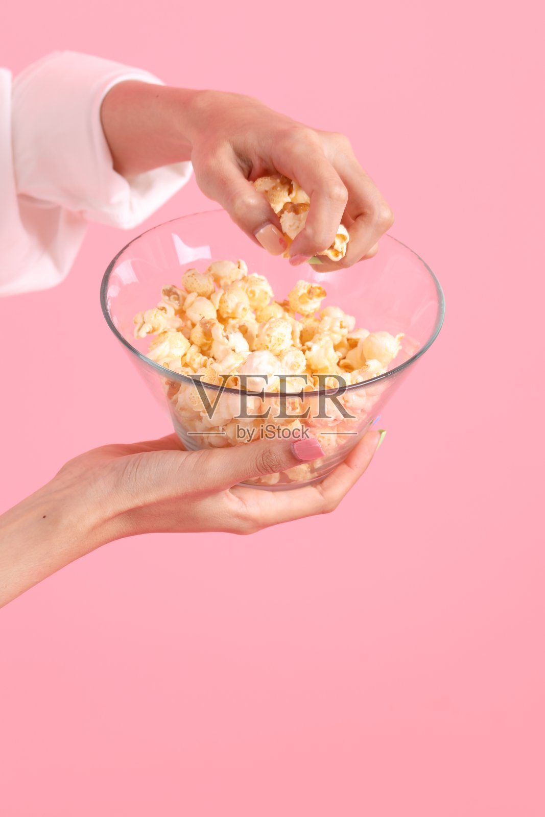 手拿甜点照片摄影图片