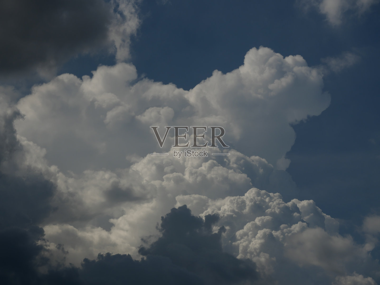 热带天空中积雨云的形成照片摄影图片