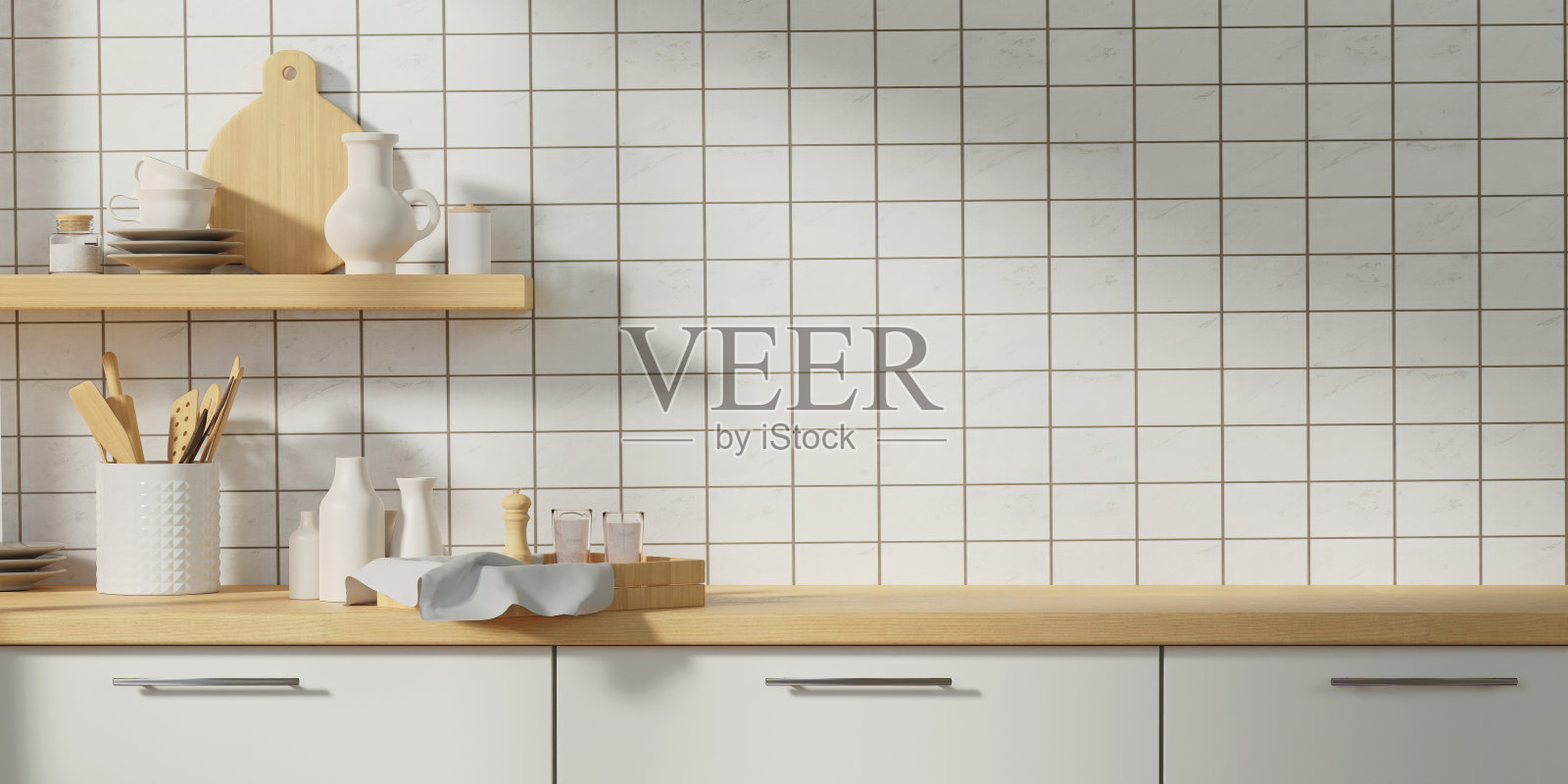 最小舒适的柜台模型设计的产品展示背景。明亮的木材台面和温暖的白色墙壁草玻璃花瓶马克杯。厨房内部照片摄影图片