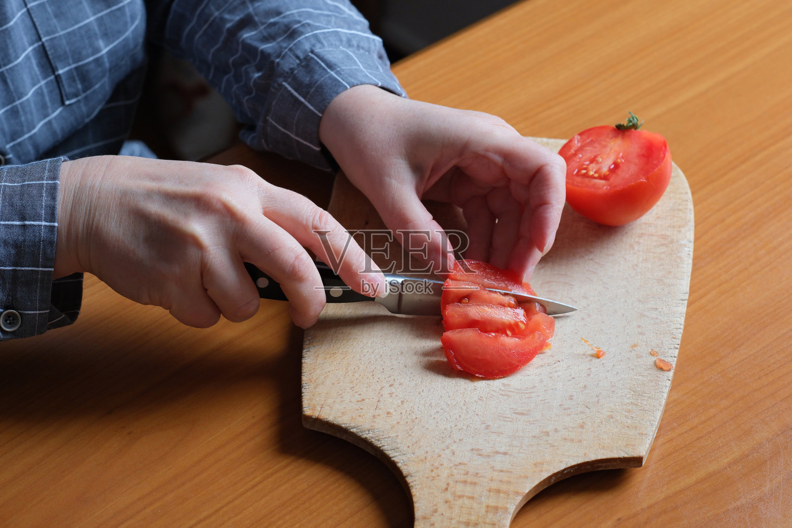 一位老妇人手里拿着一个西红柿照片摄影图片