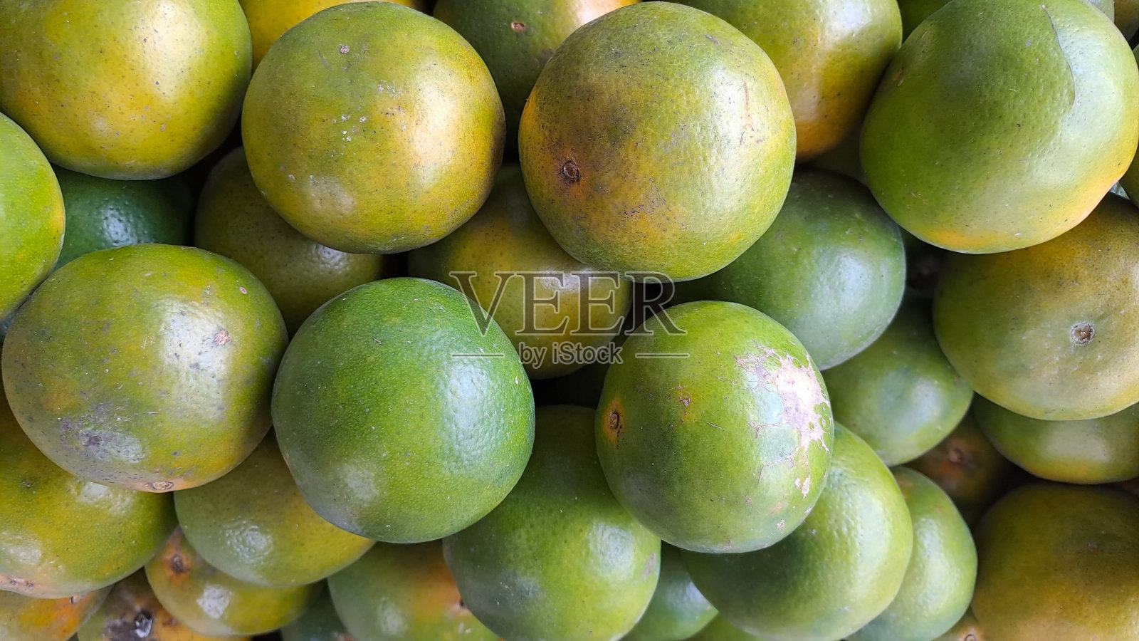 当地食品市场上的一组新鲜橘子照片摄影图片