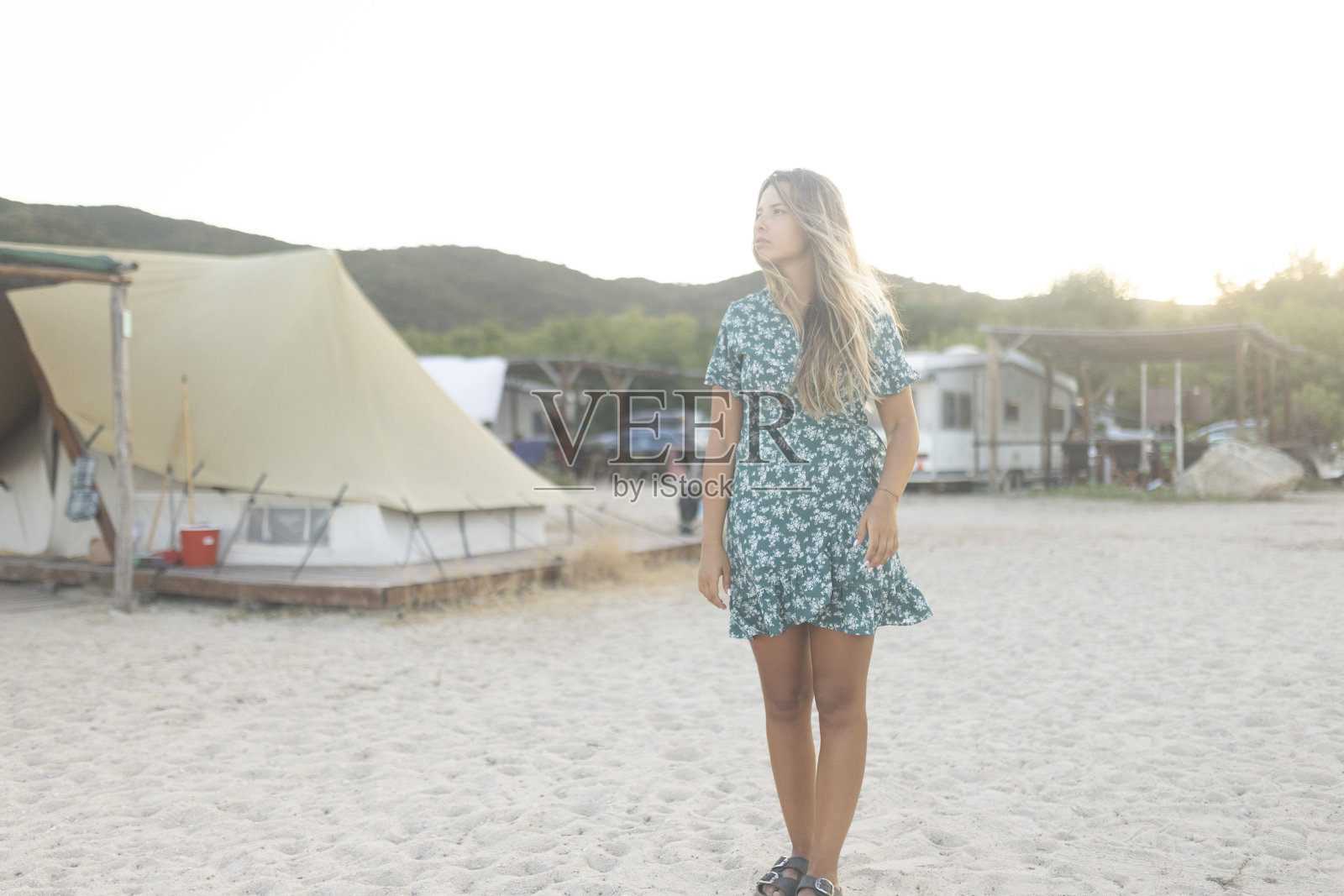 一位穿着夏装的妇女喜欢在海滩上散步照片摄影图片