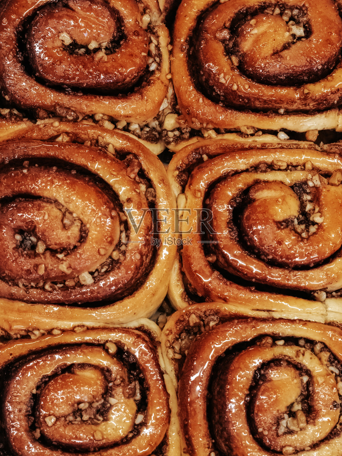 一个肉桂卷(肉桂圆面包，肉桂漩涡，肉桂蜗牛)近距离。面包店里新鲜的糕点照片摄影图片