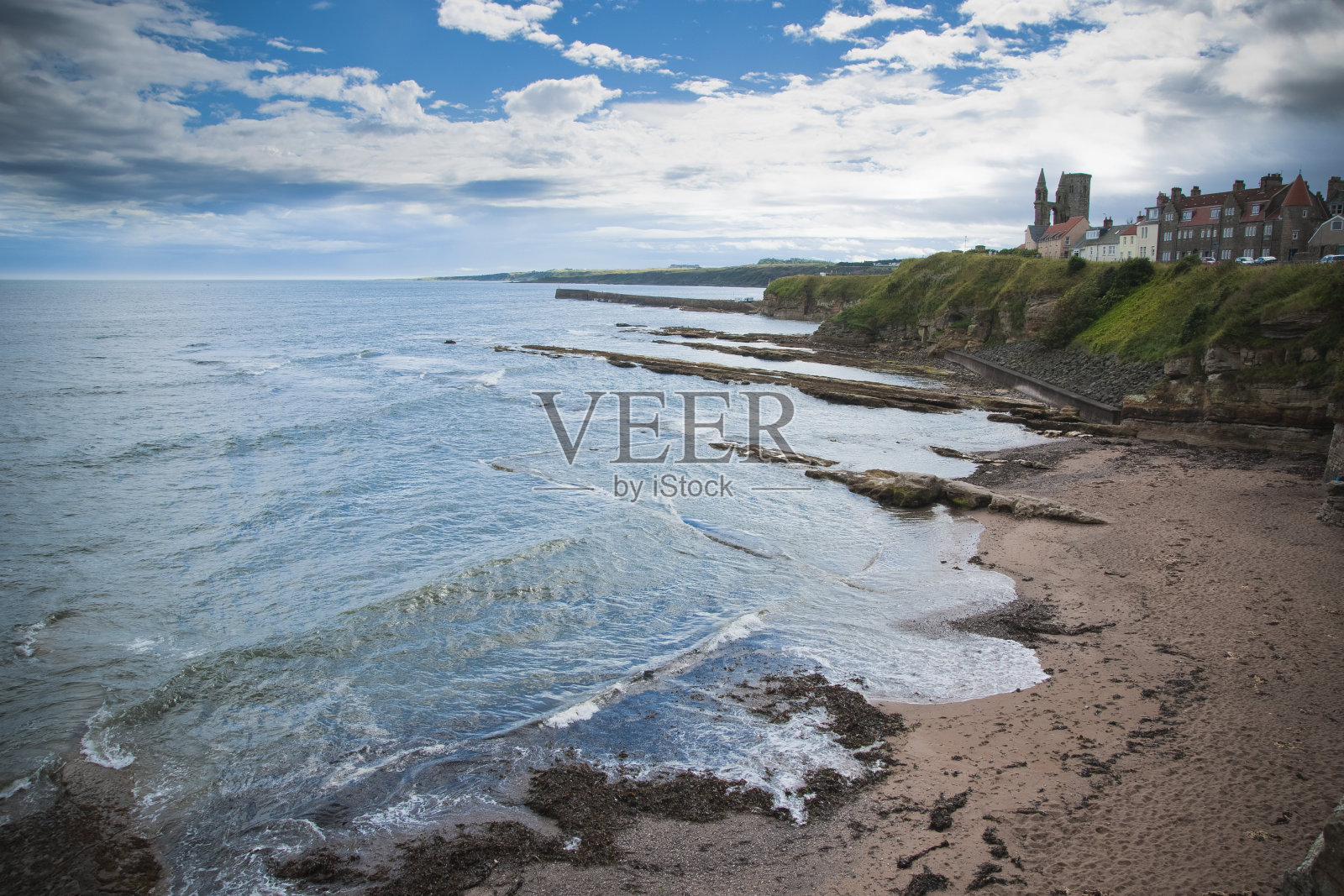 悬崖和岩石的美景，靠近大海和蓝色的大海照片摄影图片