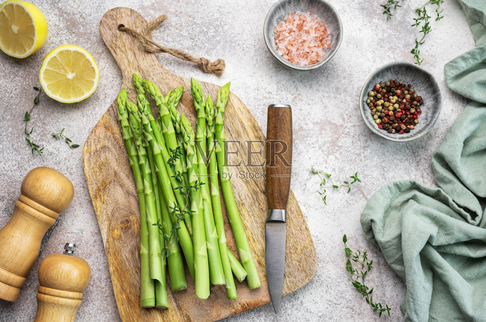 一串生芦笋茎加上不同的香料照片摄影图片