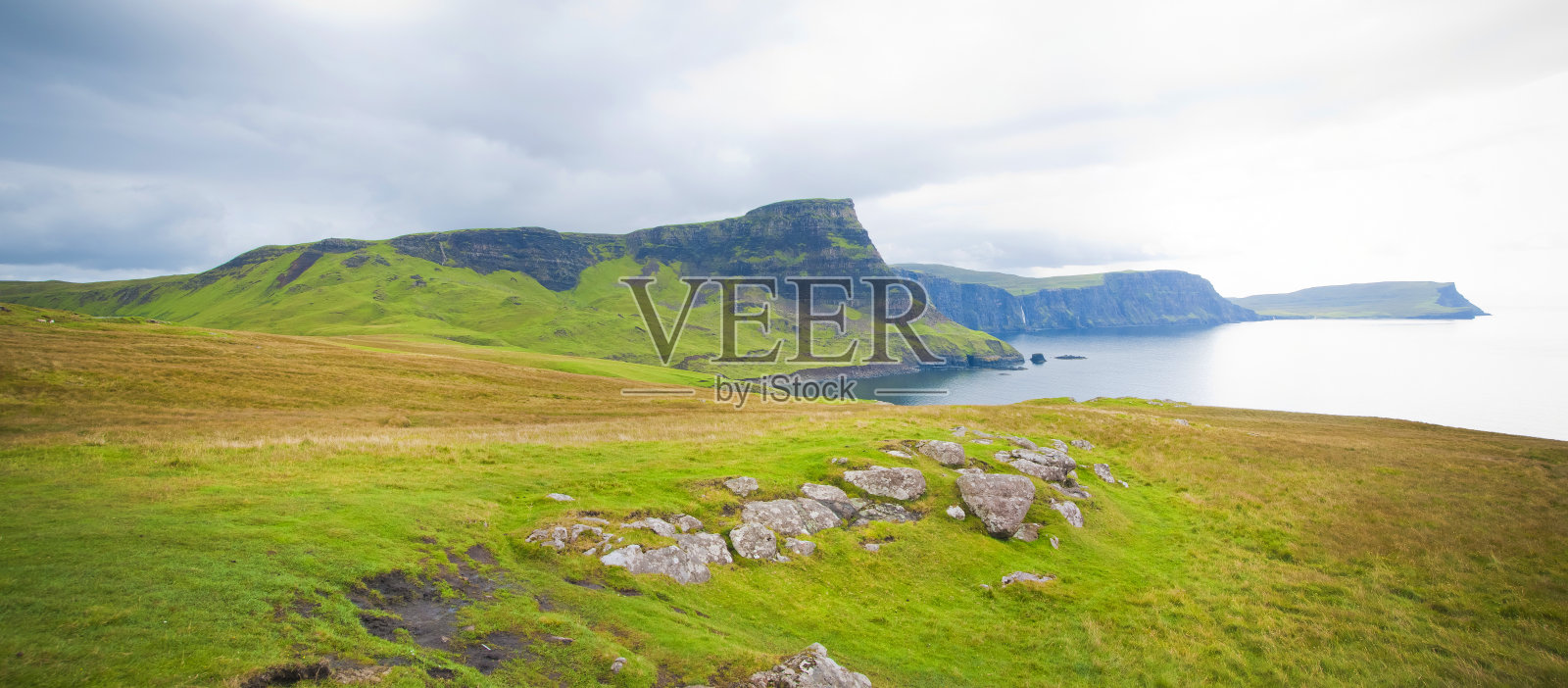 悬崖和岩石的美景，靠近大海和蓝色的大海照片摄影图片