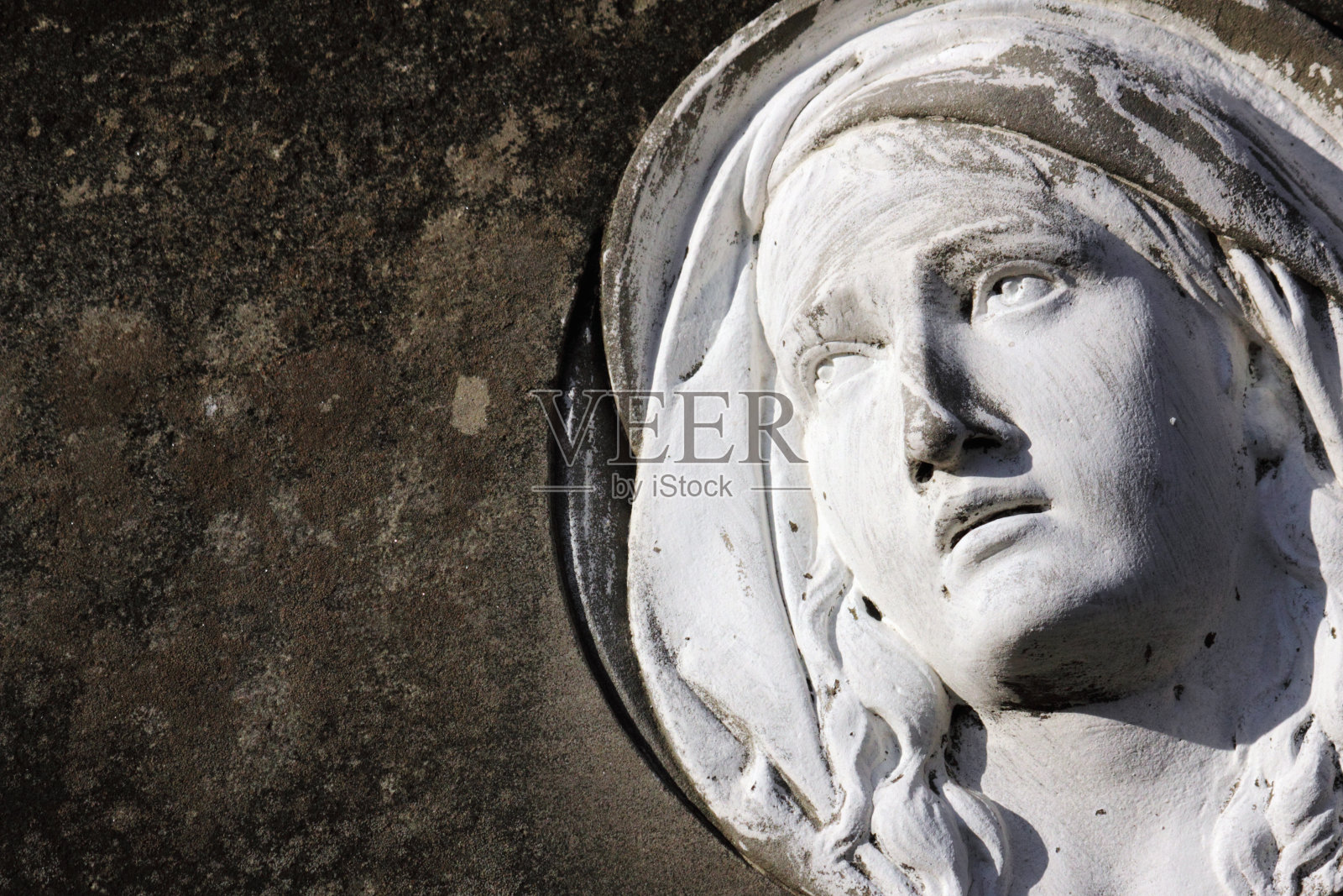 圣母玛利亚(古代雕像碎片)照片摄影图片