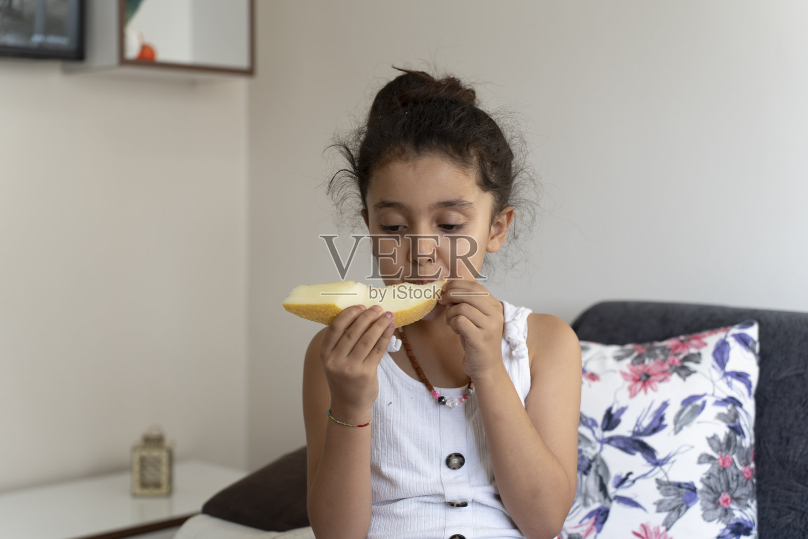 吃水果的女孩照片摄影图片