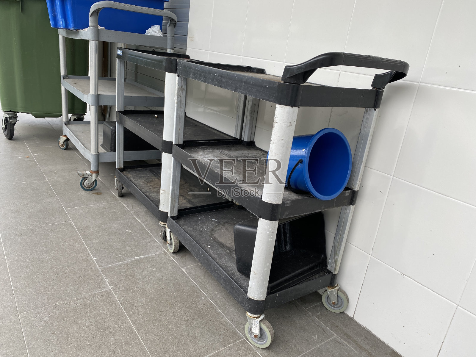 空的电车散落在建筑外的景观照片摄影图片