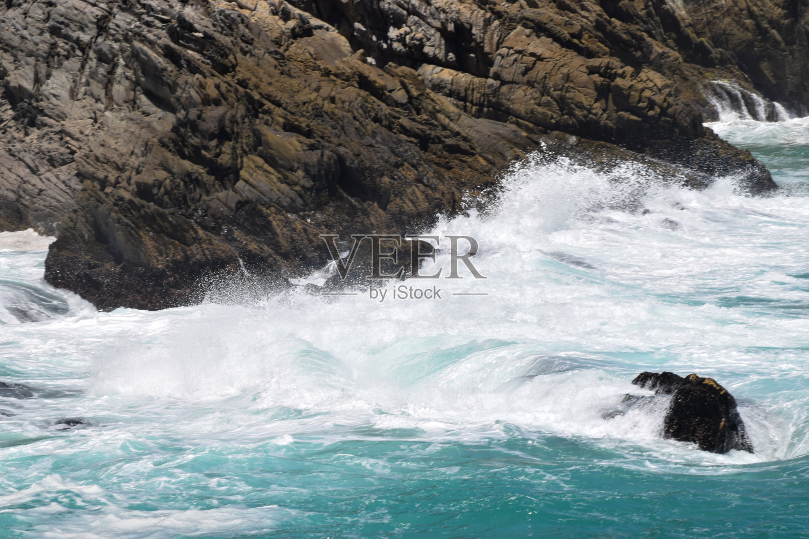 海浪拍打照片摄影图片