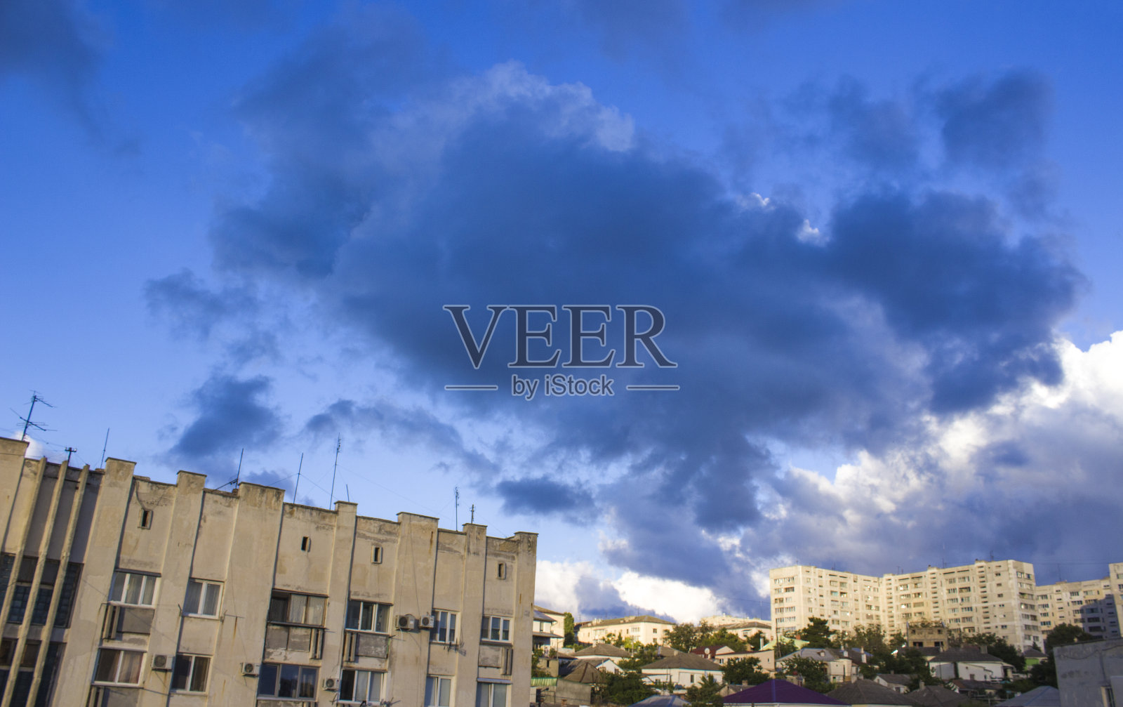 暴风雨天空下的屋顶照片。照片摄影图片