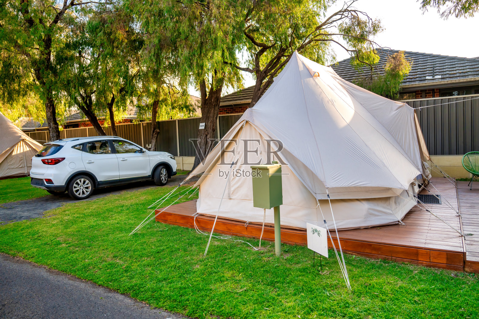露营村里漂亮的豪华野营帐篷照片摄影图片