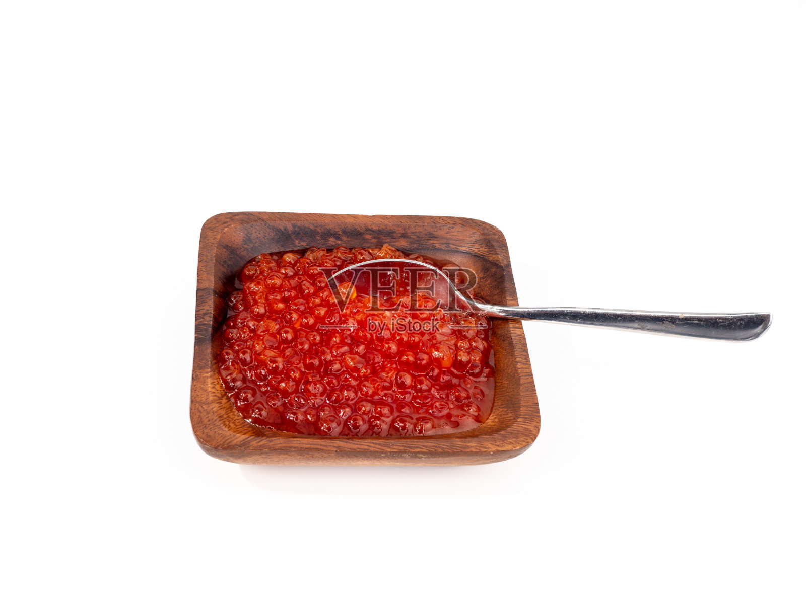 白底红鱼子酱木杯。照片摄影图片