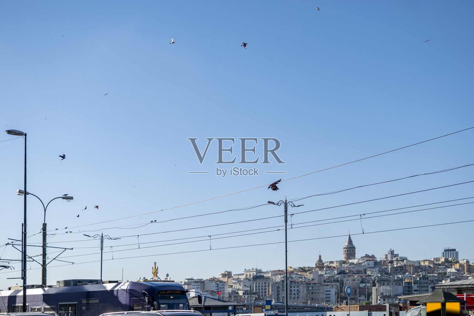 土耳其伊斯坦布尔一辆行驶中的有轨电车照片摄影图片