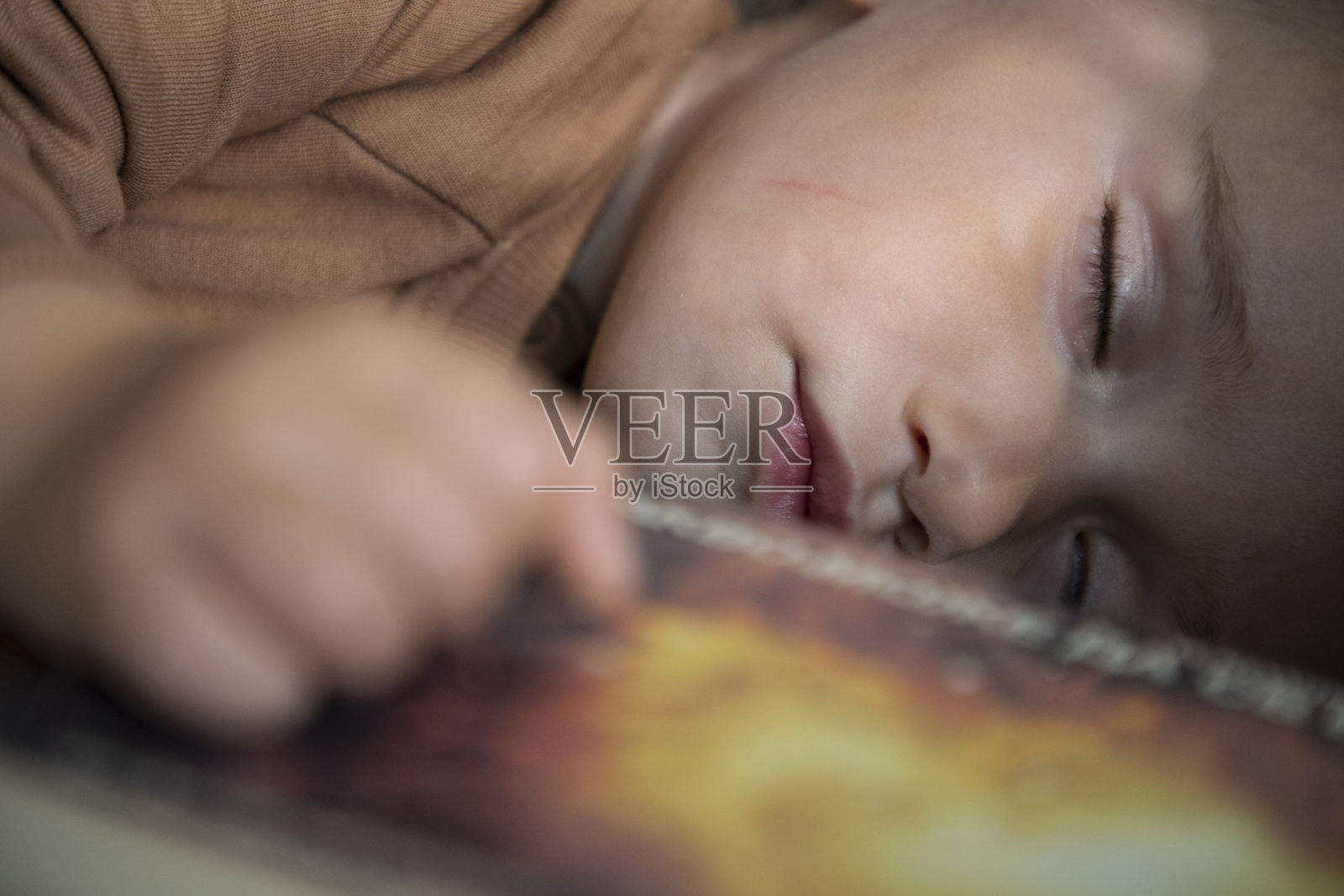 睡在沙发上的女孩。白天小睡一下，近距离观察。照片摄影图片