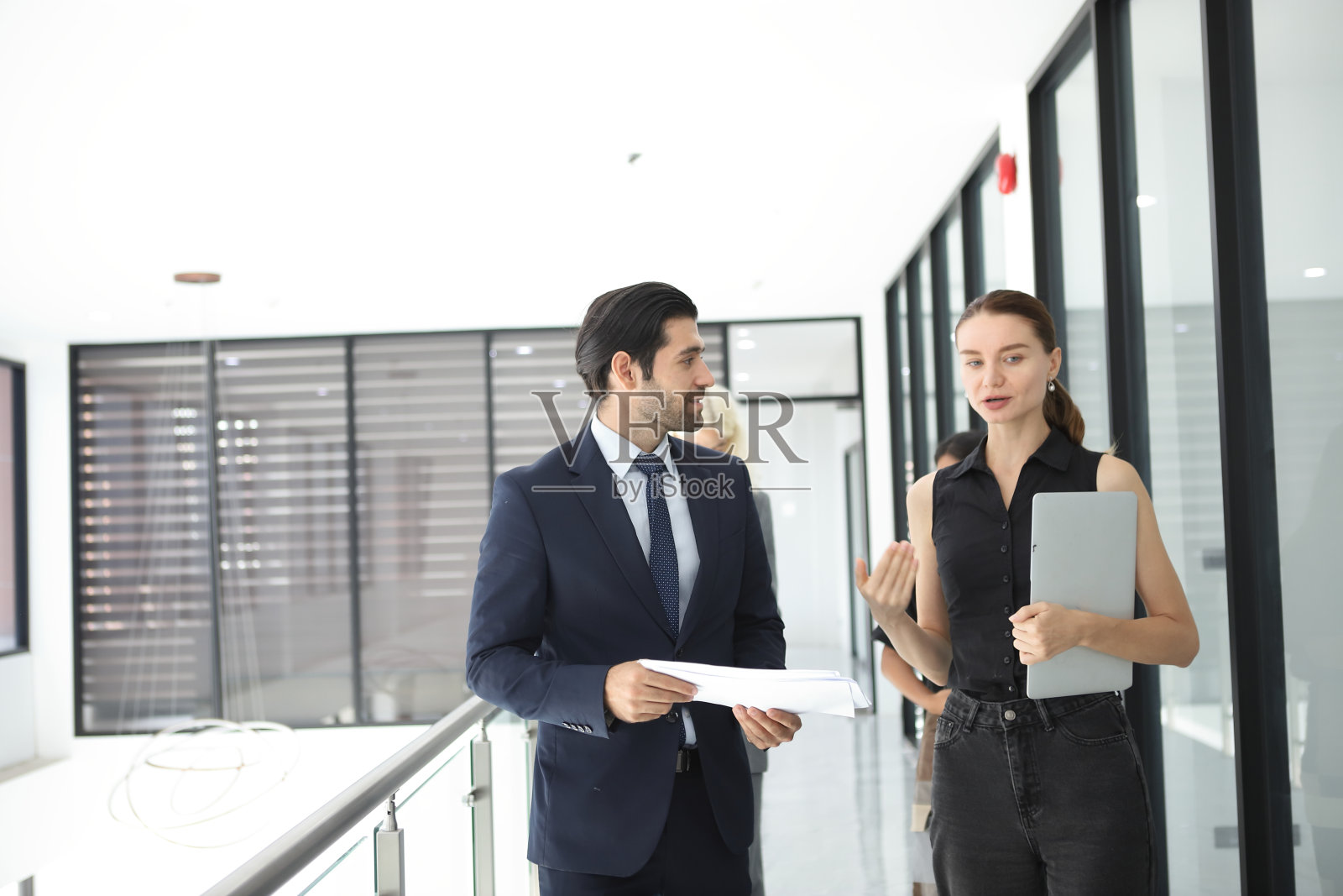 业务团队在办公室工作照片摄影图片