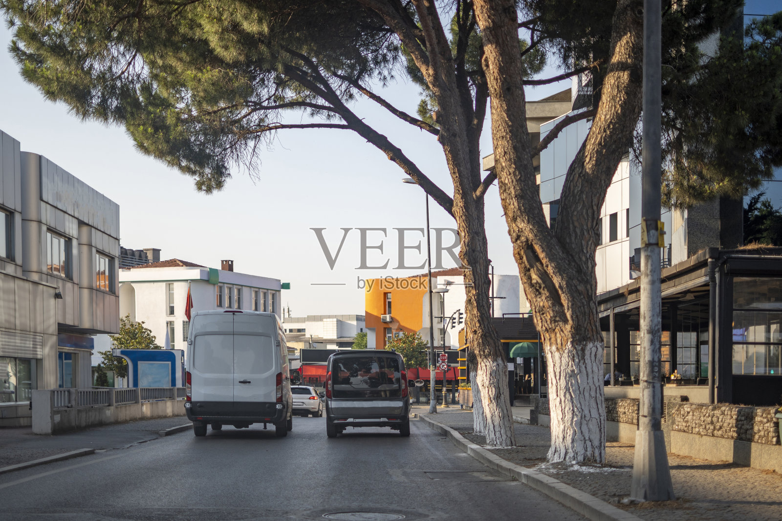 汽车行驶在阳光明媚的路上照片摄影图片