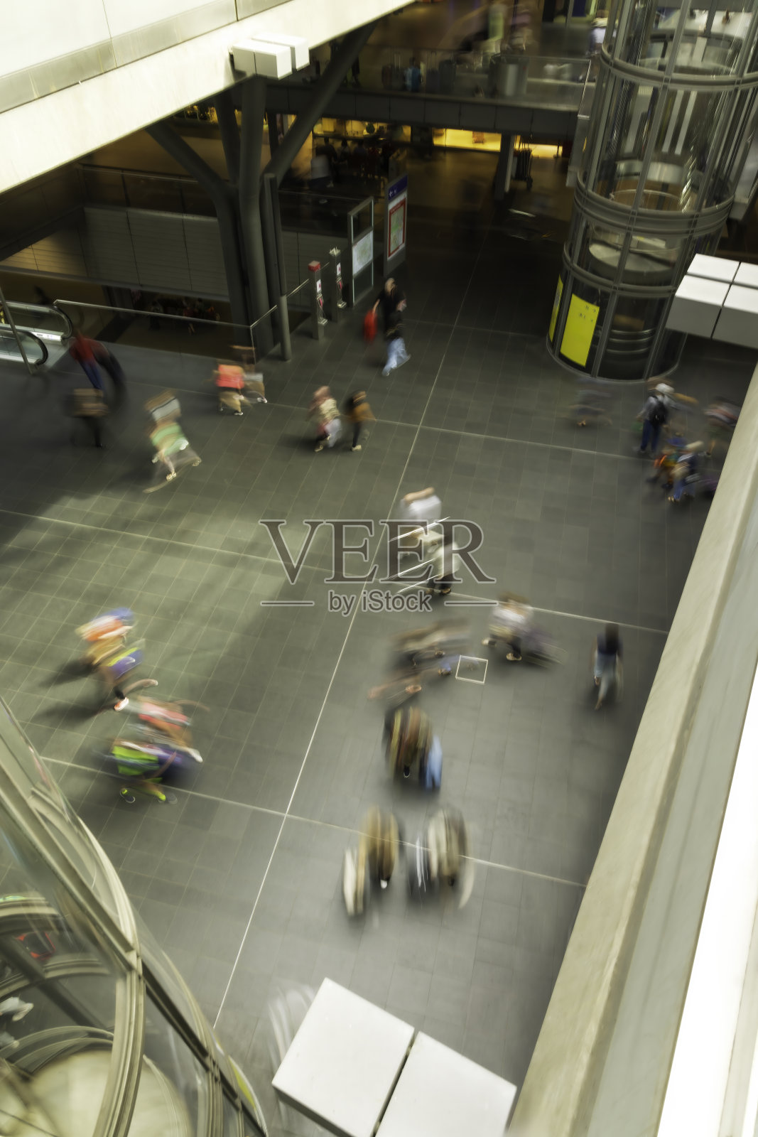 现代火车站的乘客照片摄影图片