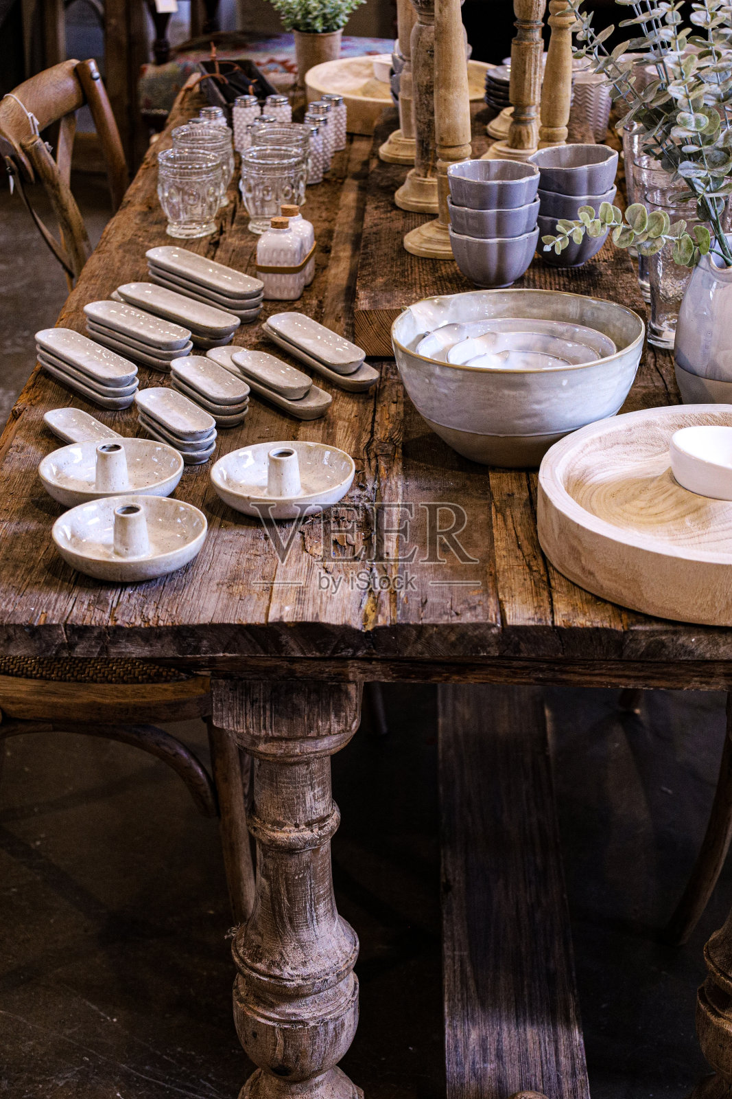 老式农舍木制餐桌，配有瓷碟和餐具，上面有碗，为节日晚餐做准备照片摄影图片