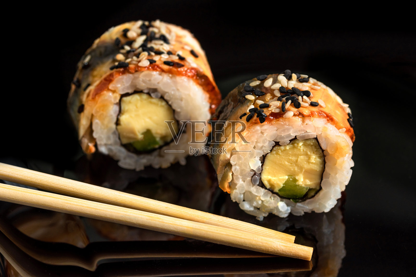 黑色托盘上的新鲜寿司卷(特写)。日本食品照片摄影图片