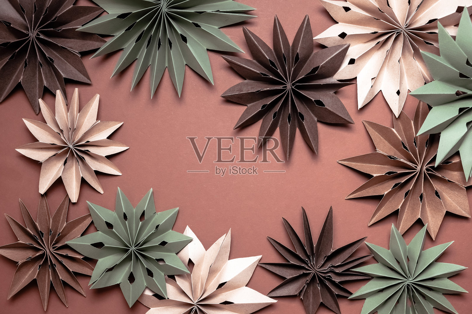 圣诞快乐。手工制作的圣诞星星，圣诞背景，节日贺卡。DIY圣诞平床。圣诞节零浪费，废纸，生态明信片。新年，新年海报环保diy照片摄影图片