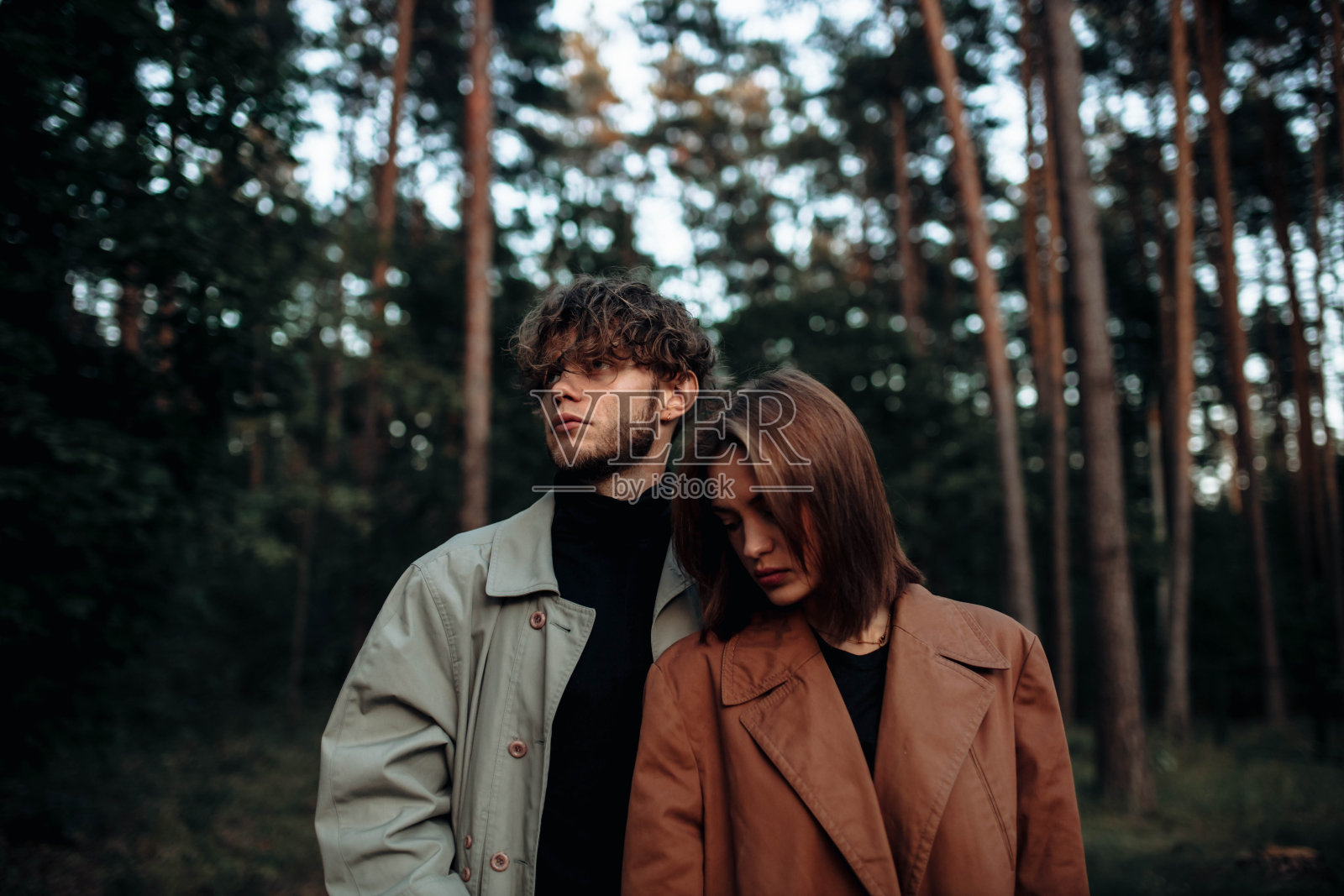 森林里的神秘情侣，关系危机的概念和业力之爱。照片摄影图片
